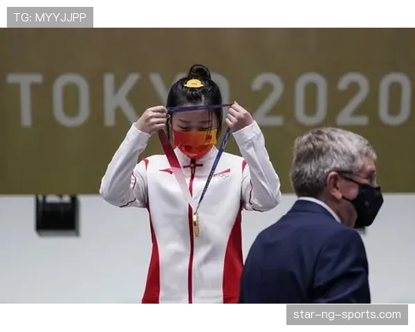 杨倩训练完顺手拿个奥运金牌，回家还能笑着吃泡面？